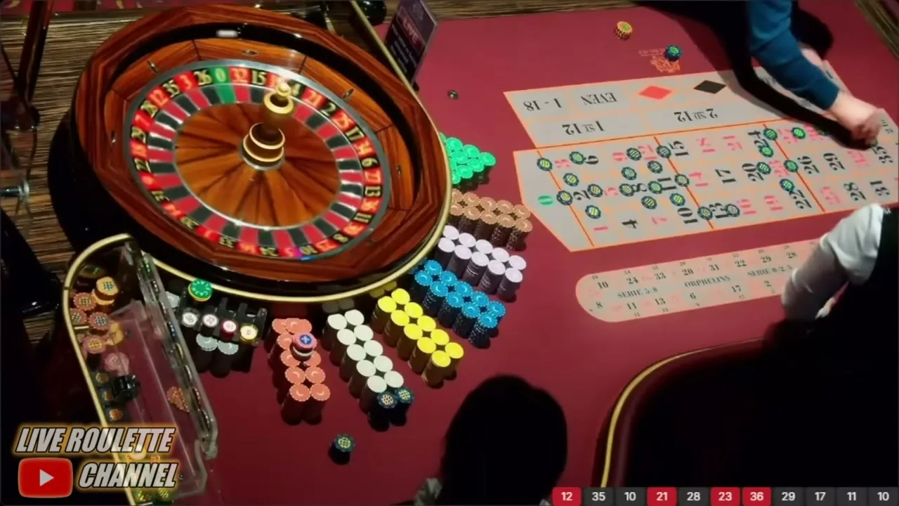 Mesa de casino en vivo con croupier real emitida desde un estudio