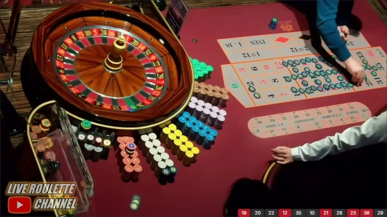 Estudio de casino en vivo con varias mesas y cámaras