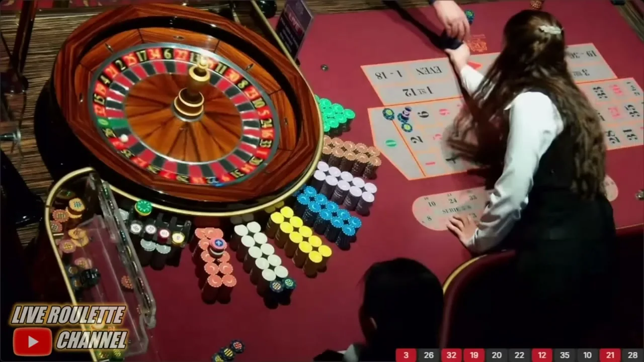 Ruleta en vivo con croupier profesional y fichas sobre el tapete
